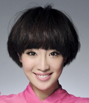 时尚沙宣发型3》经典,干练风格的斜刘海沙宣短发是许多女士们的