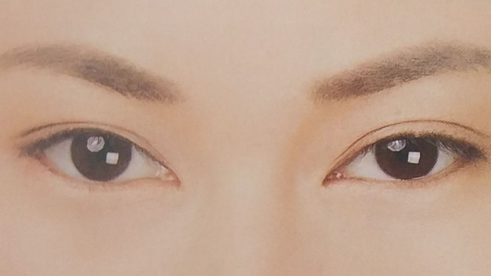 眼影着重在眼尾位置晕染,眉峰适当后移,在视觉上拉大两眼的间距