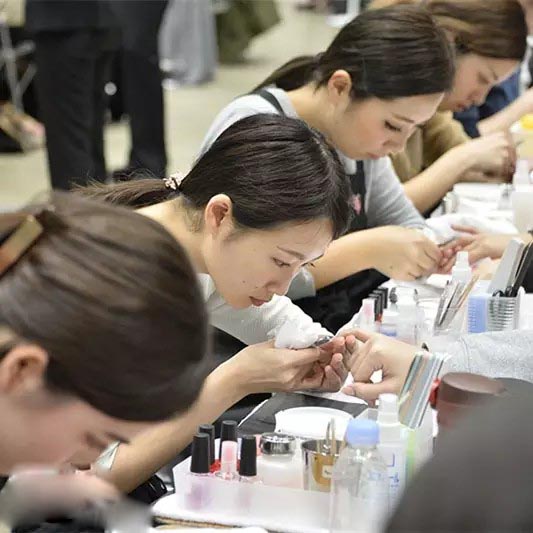 奋斗中的美甲师你真的很美